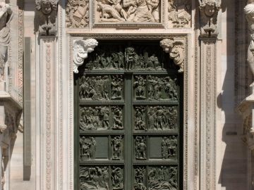 Il cardinale Scola apre la Porta Santa in Duomo